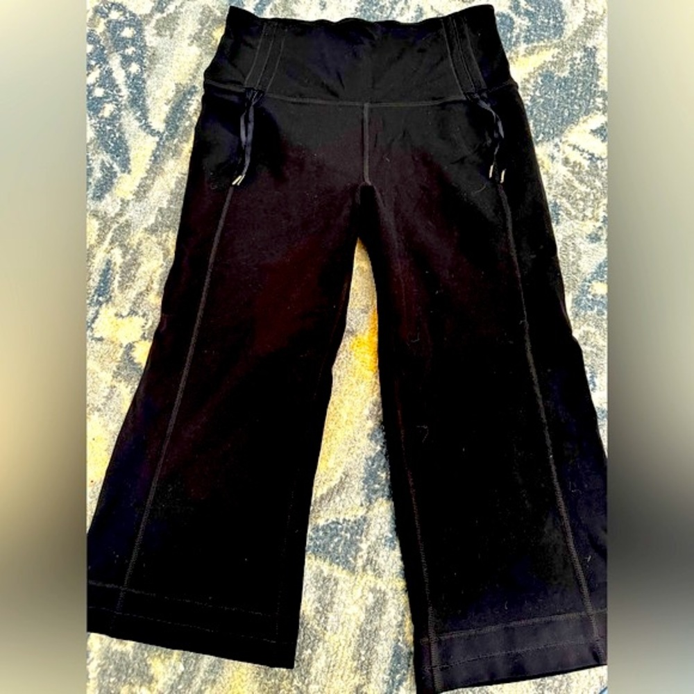 Lululemon | Cropped pants with side cinching drawstrings | black size 8